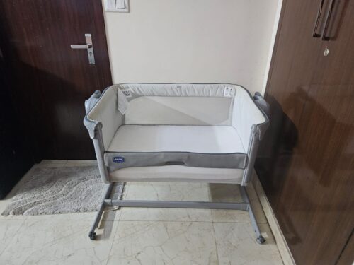 Chicco Dark Grey Baby Crib with 11 Height Adjustment to Compatible with Most beds|Rocking Mode|up to 9kg|Washable Fabric|NExt2ME Magic Evo Co-Sleep Crib