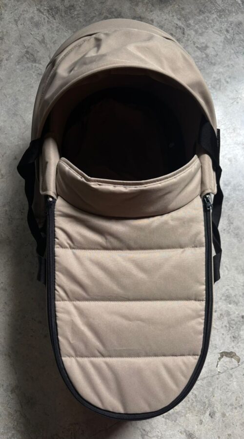 Brand new Baby Zen Yoyo Bassinet + New Born Shell