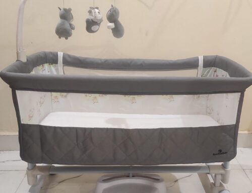 StarAndDaisy Dream Cradle with Automatic Swing, Wheels & Mosquito Net – 3 Months Used (Grey)